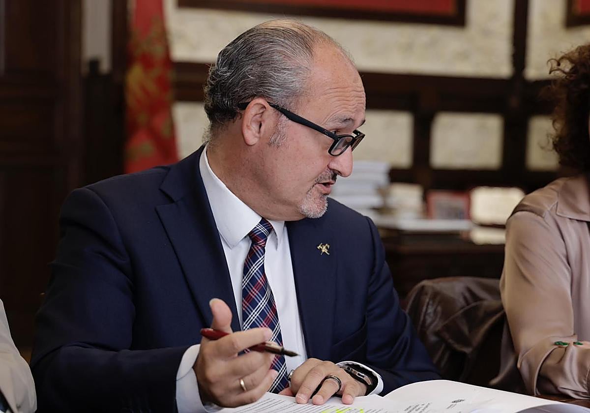 El concejal de Salud Pública, Alberto Cuadrado, este lunes en la Junta de Gobierno Local del Ayuntamiento de Valladolid.