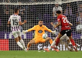 Guilherme tapa el lanzamiento de Eto'o en el minuto 88 del partido Real Valladolid-Mirandés disputado el pasado domingo.