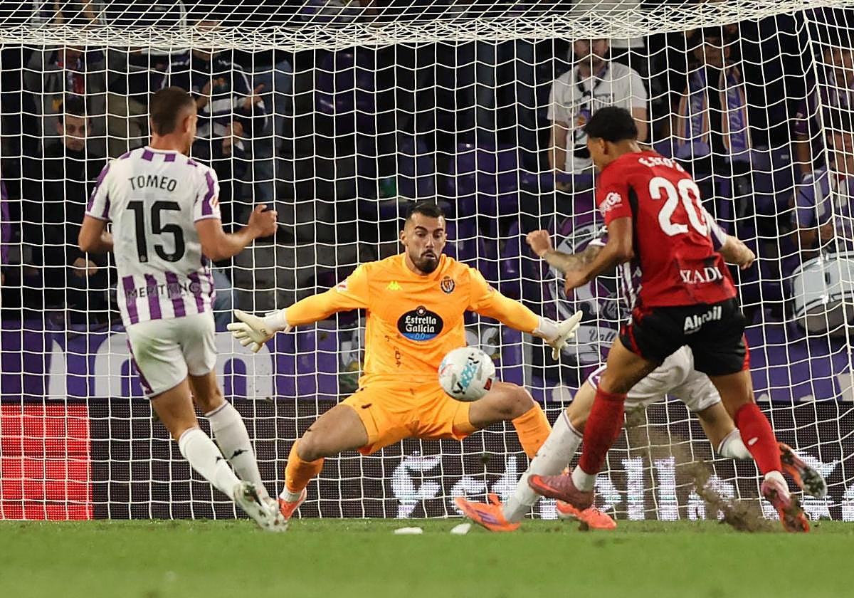 Guilherme tapa el lanzamiento de Eto'o en el minuto 88 del partido Real Valladolid-Mirandés disputado el pasado domingo.