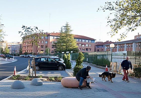 Un hombre utiliza uno de los nuevos bancos en el entorno del Tierno Galván.