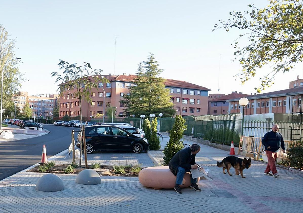 Un hombre utiliza uno de los nuevos bancos en el entorno del Tierno Galván.