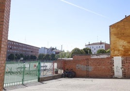 Parcela junto al colegio Ave María, que se ha limpiado para evitar la proliferación de ratas.