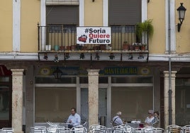 Pancarta contra la despoblación en un bar del Burgo de Osma.