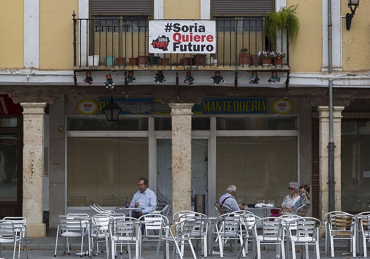 Pancarta contra la despoblación en un bar del Burgo de Osma.