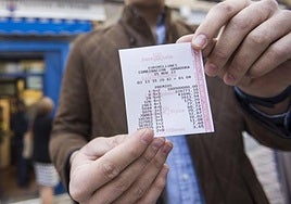 Un apostante muestra un boleto del sorteo Euromillones.