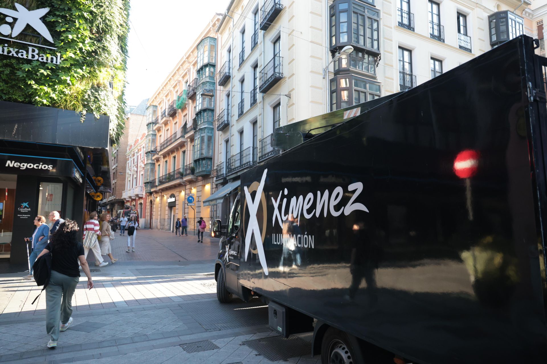 Camión de Iluminación Ximénez en el cruce de la calle Regalado con Teresa Gil.