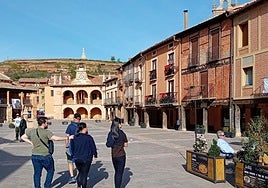 Turistas pasean por la Plaza Mayor de Ayllón, villa que dispondrá de un punto limpio comarcal.