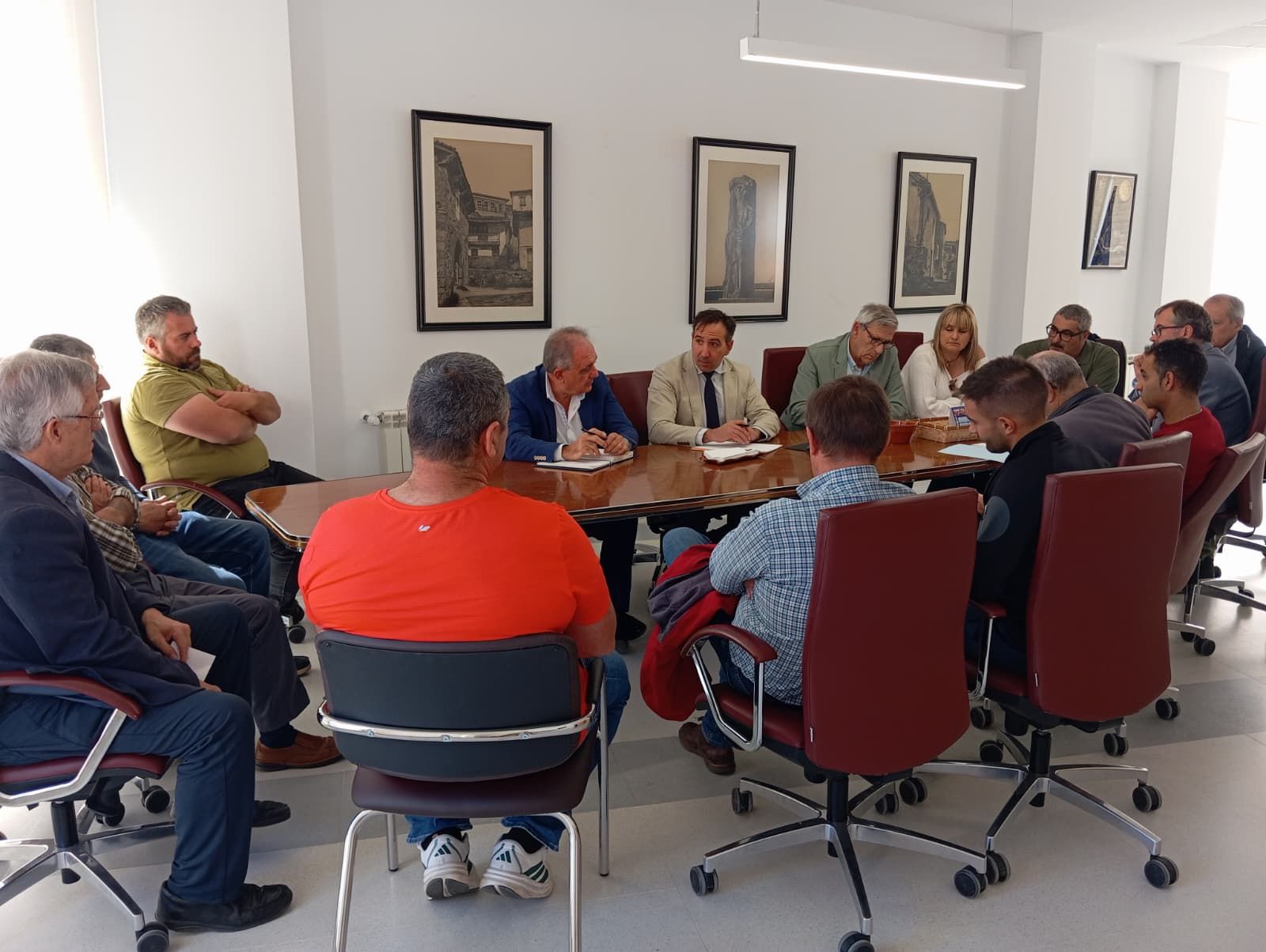 Reunión sobrelas balsas ganaderas en la Junta.