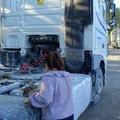 Laura, la administradora de Cafaes, examina el depósito de unos de sus camiones.
