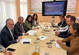 Reunión este martes entre responsables de la Fes, el consejero de Movilidad de la Junta y la consultora que ha hecho el estudio sobre el puerto seco de Segovia.