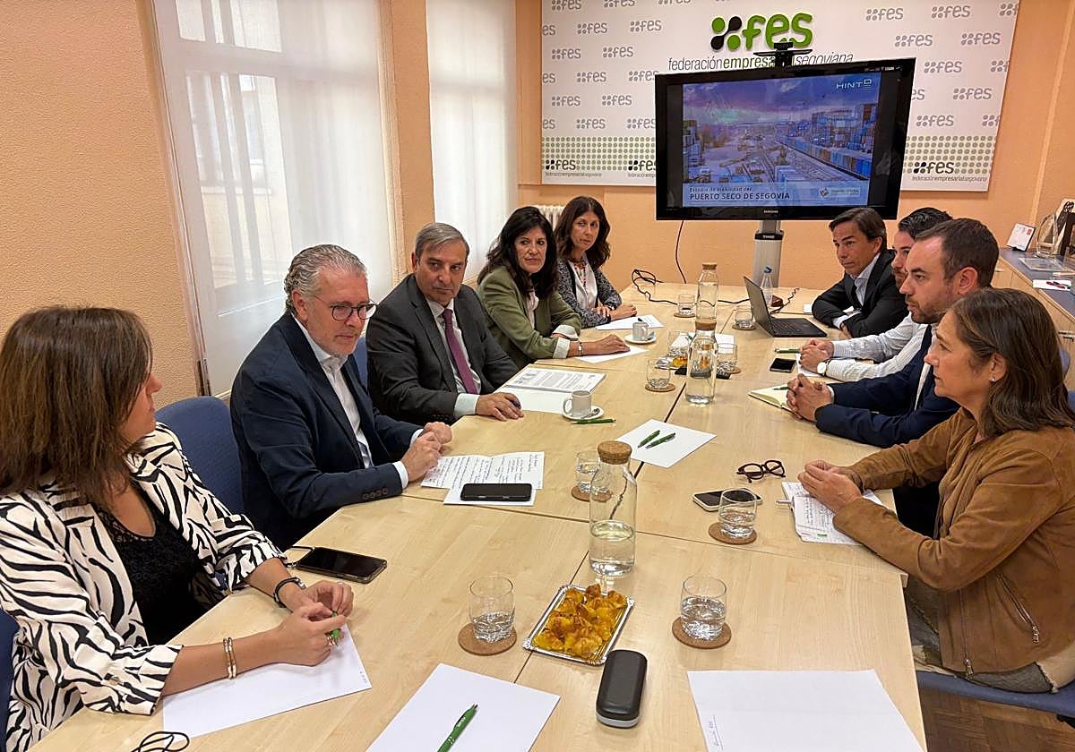 Reunión este martes entre responsables de la Fes, el consejero de Movilidad de la Junta y la consultora que ha hecho el estudio sobre el puerto seco de Segovia.