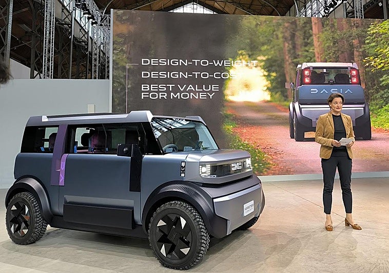 Katrin Adt, CEO de Dacia, presentó el prototipo Hipster, propuesta de eléctrico versátil y económico de 3 metros de largo