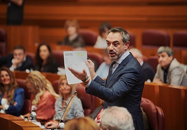 David Hierro le muestra a Mañueco la hoja de afiliación a Vox.
