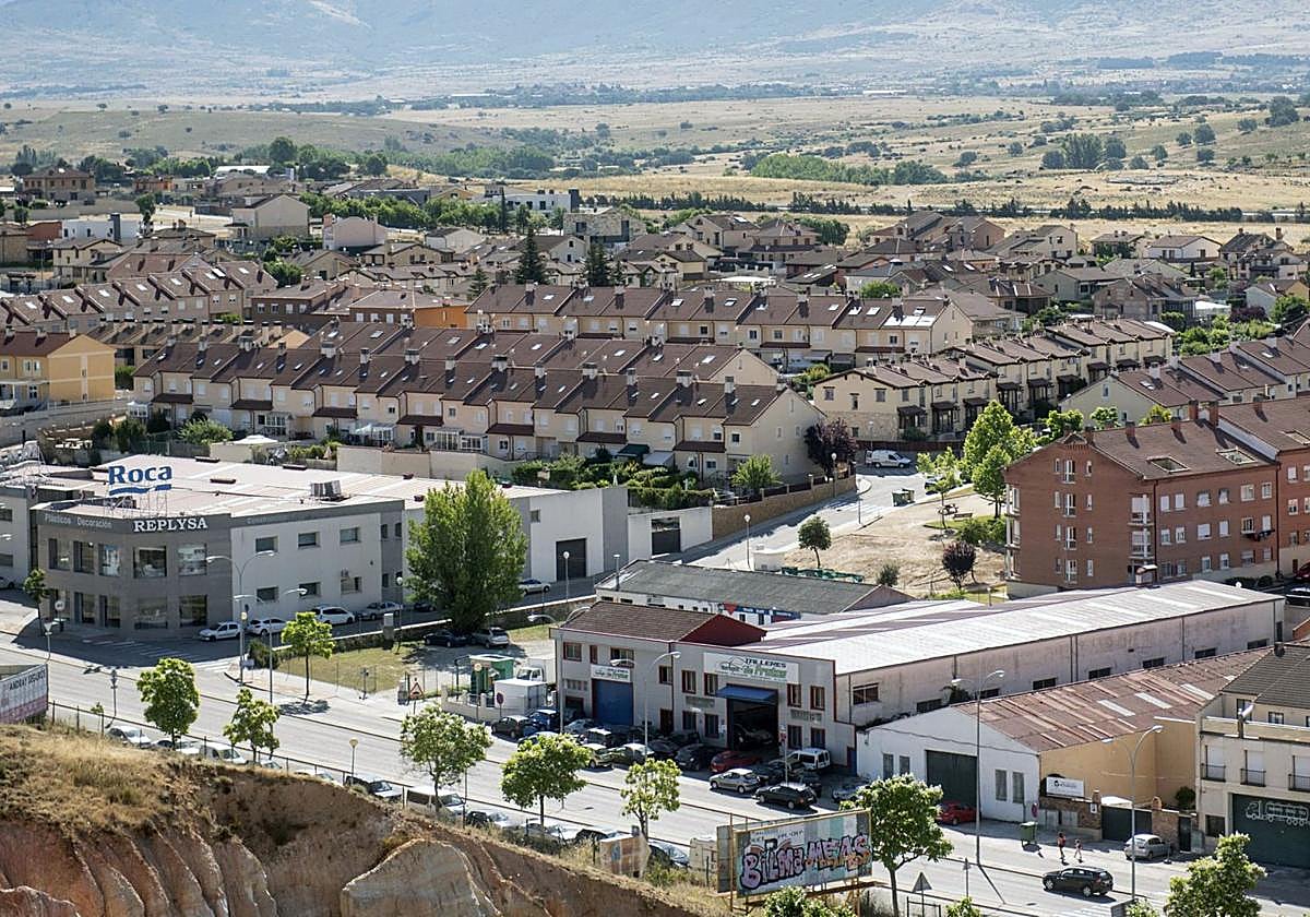 Vista general de edificios residenciales en La Lastrilla, a escasos kilómetros de la capital.
