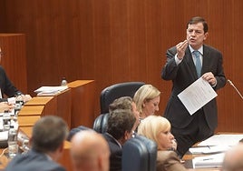 Mañueco le muestra a Hierro su acuerdo de Gobierno.