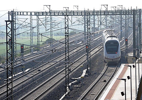 Un AVE llega a la estación de Medina del Campo en una imagen de archivo.