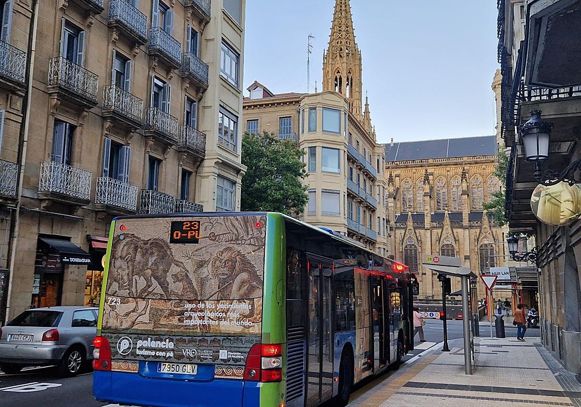Un autobús urbano con una imagen promocional de La Olmeda circula por San Sebastián.
