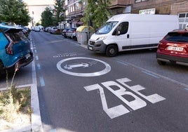 Una de las señales viales de la zona de bajas emisiones que advierten de la zona vedada al tráfico más contaminante.