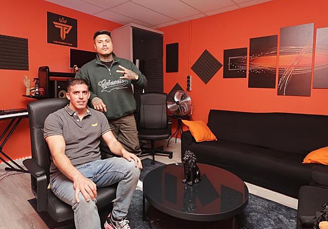 Viti Larios y Jey Lp, en su estudio de Valladolid.