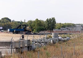 Trabajadores al pie de la entrada al túnel de San Cristóbal, donde debe desembocar el viaducto, cuyos pilares se observan al fondo.