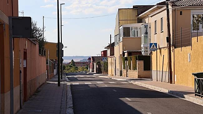 Imagen después - A la izquierda, obras para asfaltar las calles de Las Flores en los años 80. A la dereceha, estado actual de las calles del barrio.