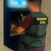 Un agente investiga en uno de los cajeros.
