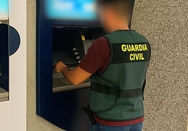 Un agente investiga en uno de los cajeros.