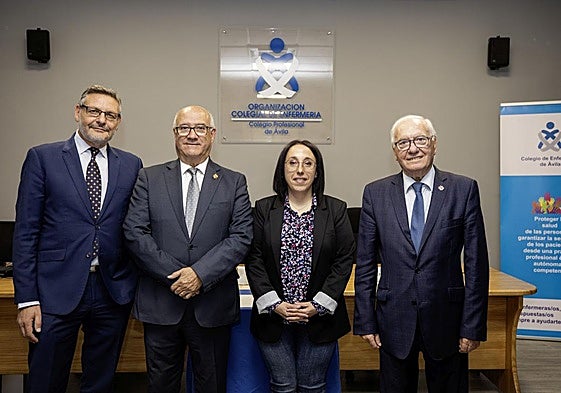 El presidente del Consejo de Enfermería de Castilla y León, Enrique Ruiz Forner (segundo por la izquierda), ayer en un acto en Ávila.