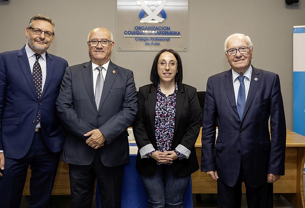 El presidente del Consejo de Enfermería de Castilla y León, Enrique Ruiz Forner (segundo por la izquierda), ayer en un acto en Ávila.