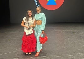 Blanca de Bonrostro Benito con su premio junto a la modelo que lucía su diseño
