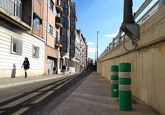 Bolardos de plástico en la nueva acera del lateral del viaducto de Arco de Ladrillo para evitar que los peatones se golpeen contra la base de las farolas.