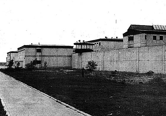 Exterior de la cárcel de Villanubla a finales de los años 80.