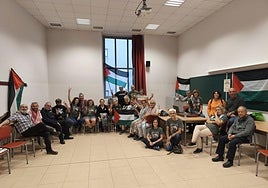 Imagen de los estudiantes encerrados en el aula 208 de la Facultad de Derecho.