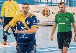 Rares busca la jugada, durante el choque con el BM Guadalajara.