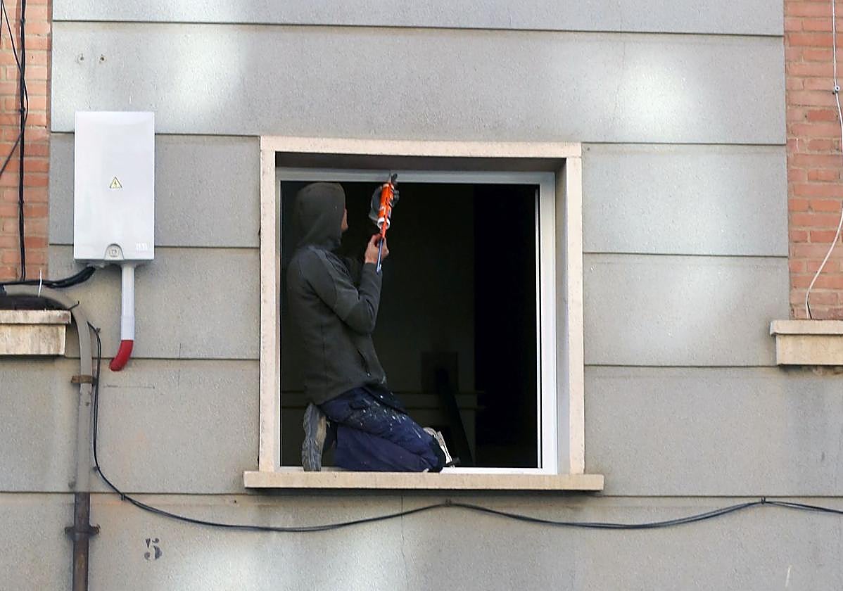Un trabajador de la construcción desarrolla su labor en un edificio de Segovia.
