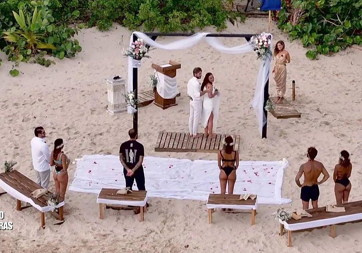 Momento del 'sí quiero' de Marta Peñate y Tony Spina.