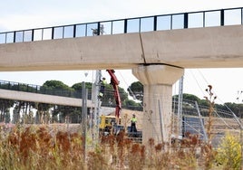 Obras para prolongar la plataforma por encima de la N-601.