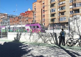 El tren pasa junto al nuevo doble paso de Labradores y Panaderos.