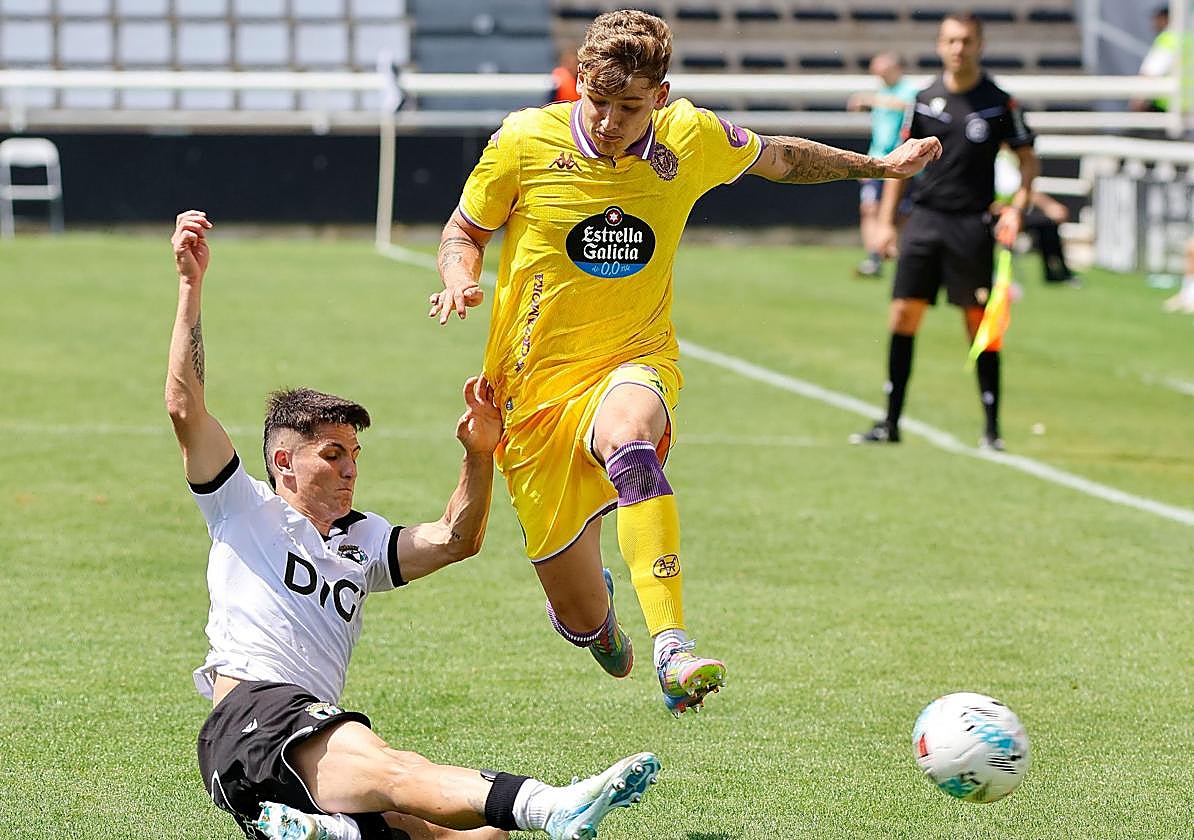 Garri supera a un rival del Burgos CF, en el encuentro disputado en El Plantío en pretemporada.