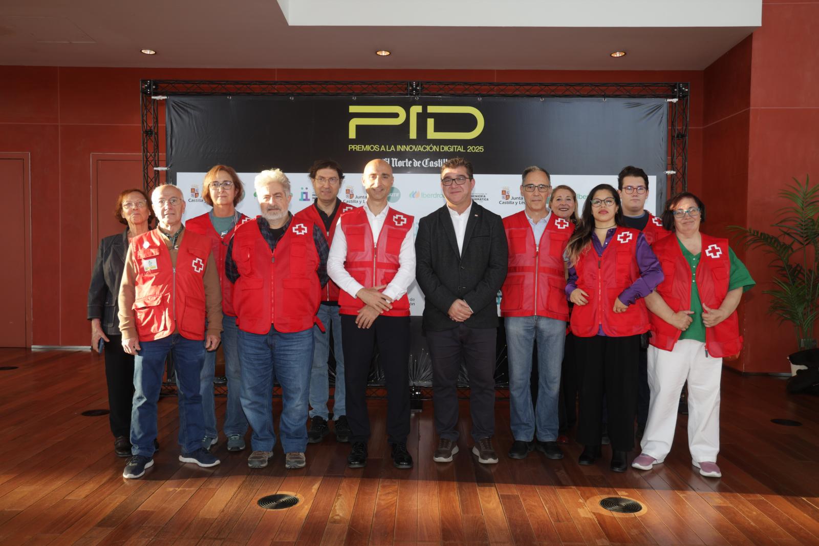 Miembros del equipo de Cruz Roja Valladolid con su presidente al frente, Juan José Zancada.