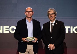 Luis Velasco, responsable de desarrollo de negocio de Blue Connecting Emotion, y Benjamín Sahelices, Decano el Colegio de Ingeniería Informática de Castilla y León.