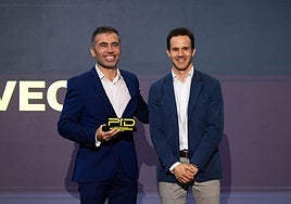 Pablo Blanco, DOT Lean Manager en Iveco Valladolid, recibe el premio de manos de Antonio Ibáñez, director general de Telecomunicaciones y Administración Digital.
