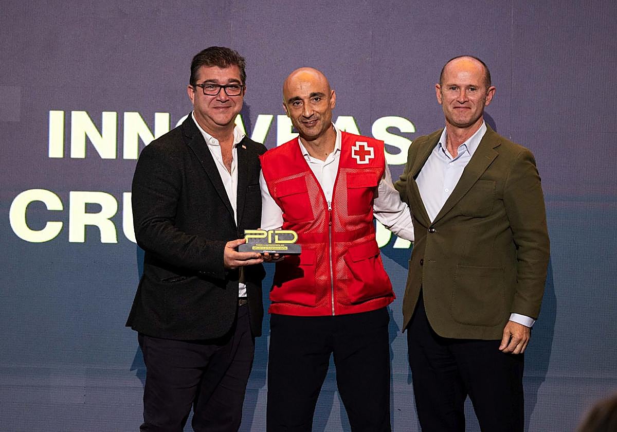 Juan José Zancada, presidente de Cruz Roja Valladolid y Fernando Andrade, responsable del proyecto Innoveas, recogen el premio de manos del delegado institucional de Iberdrola en Castilla y León, Miguel Calvo.
