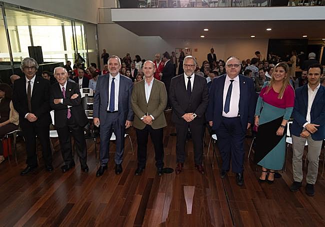 Benjamín Sahelices Fernández, Decano del Colegio de Ingeniería Informática de Castilla y León, Ramón Perán, director general de Cartif, Ángel Ortiz, director de El Norte de Castilla, Miguel Calvo, delegado Institucional de Iberdrola, Carlos Pollán, presidente de las Cortes de Castilla y León, Alejandro Vázquez Ramos, consejero de Sanidad, Raquel Alonso, delegada Territorial de la Junta de Castilla y León y Antonio Ibáñez, director general de Telecomunicaciones y Administración Digital de la Junta de Castilla y León