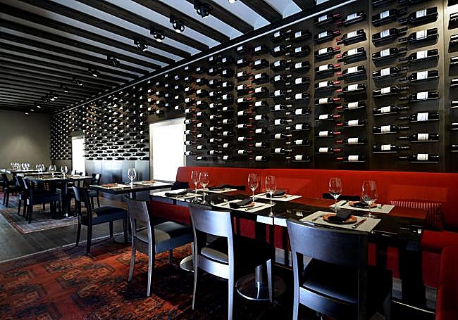 Vinoteca en el interior del hotel.