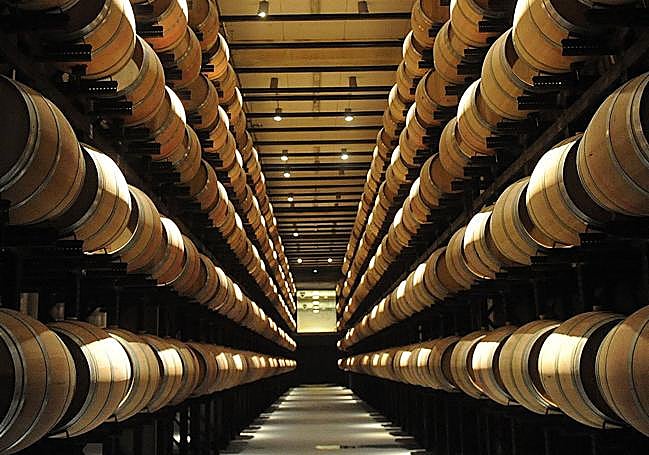 Interior de la bodega de Abadía Retuerta.