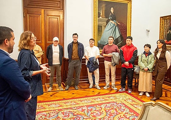 La presidenta de la Diputación conversa con los participantes en la iniciativa, esta mañana en la recepción en la sala de visitas del Palacio Provincial.