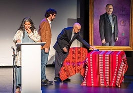 El hermano de Nicolás Castellanos, en un acto presidido por un cuadro del obispo.