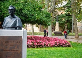 Busto al padre Gago, inaugurado este jueves al lado del Convento de los Dominicos.