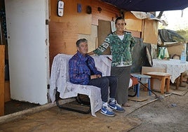 Manuel Barrul y su mujer María Ángeles (hijo y nuera de los fundadores del poblado de Juana Jugan) en la puerta de su casa.